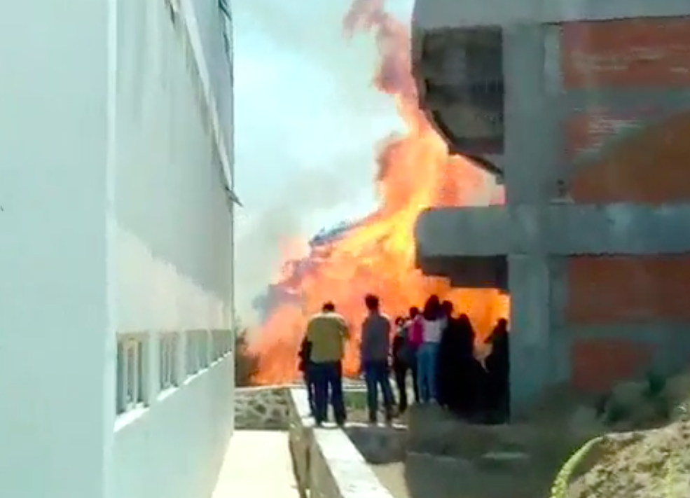 Reportan incendio en facultad de la UATx
